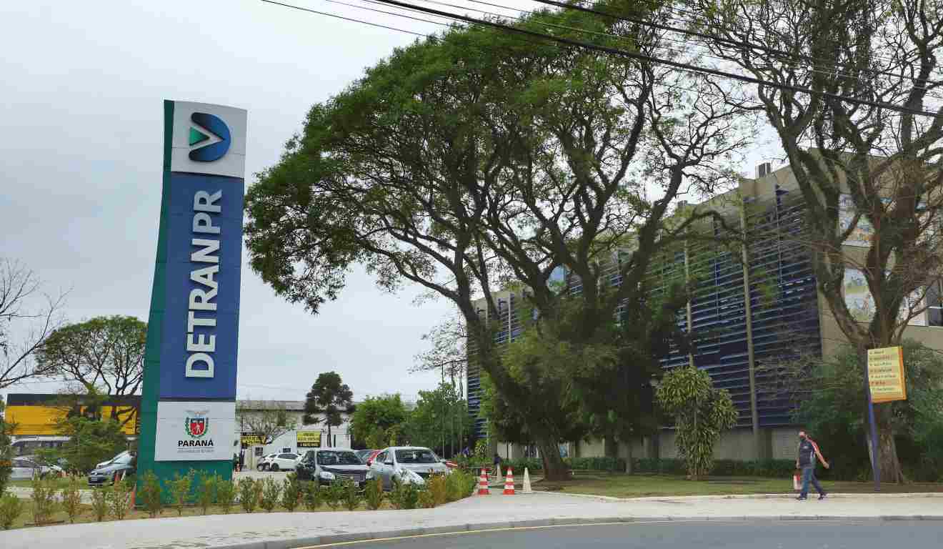 Detran-PR prepara concurso com 100 vagas para agentes e analistas de trânsito