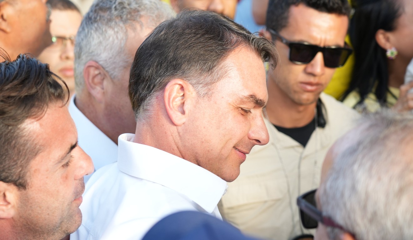 Flávio diz estar “esfriando a cabeça” e não revela a aliados se deixou o Brasil