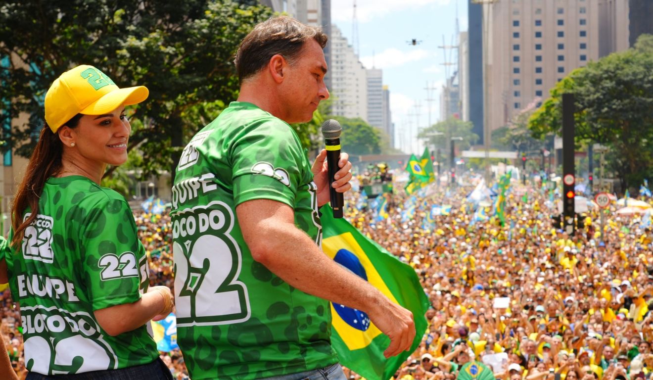 Entenda: Flávio e família entraram na Argentina na noite de terça, com escala no Equador antes de ida aos EUA