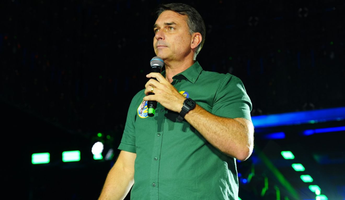 PF apura com a Argentina se Flávio Bolsonaro deixou país com destino aos EUA