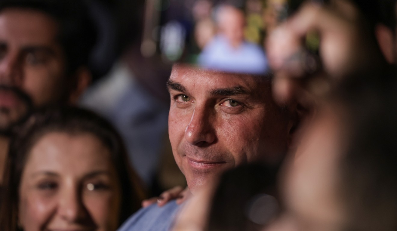 Nome de Flávio Bolsonaro aparece em lista de passageiros de jato na Argentina, diz piloto