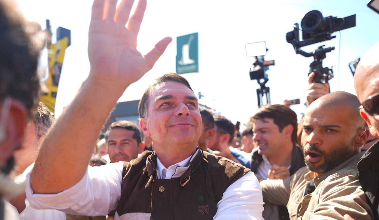 Aliados e advogados dizem estar sem contato com Flávio Bolsonaro desde segunda