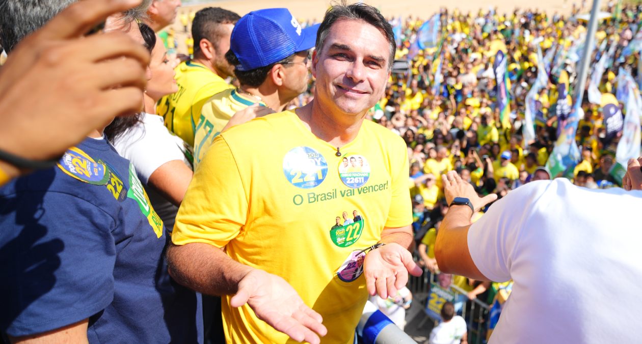 Em destaque: Governo Trump deve acelerar processo de green card para Flávio Bolsonaro e família