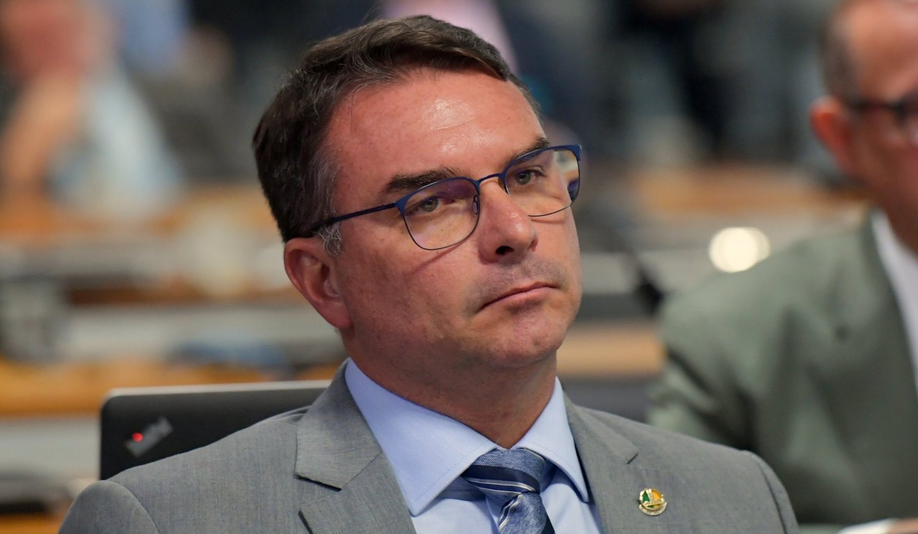 Justiça proíbe entrega de título de cidadão a Flávio Bolsonaro em Salvador
