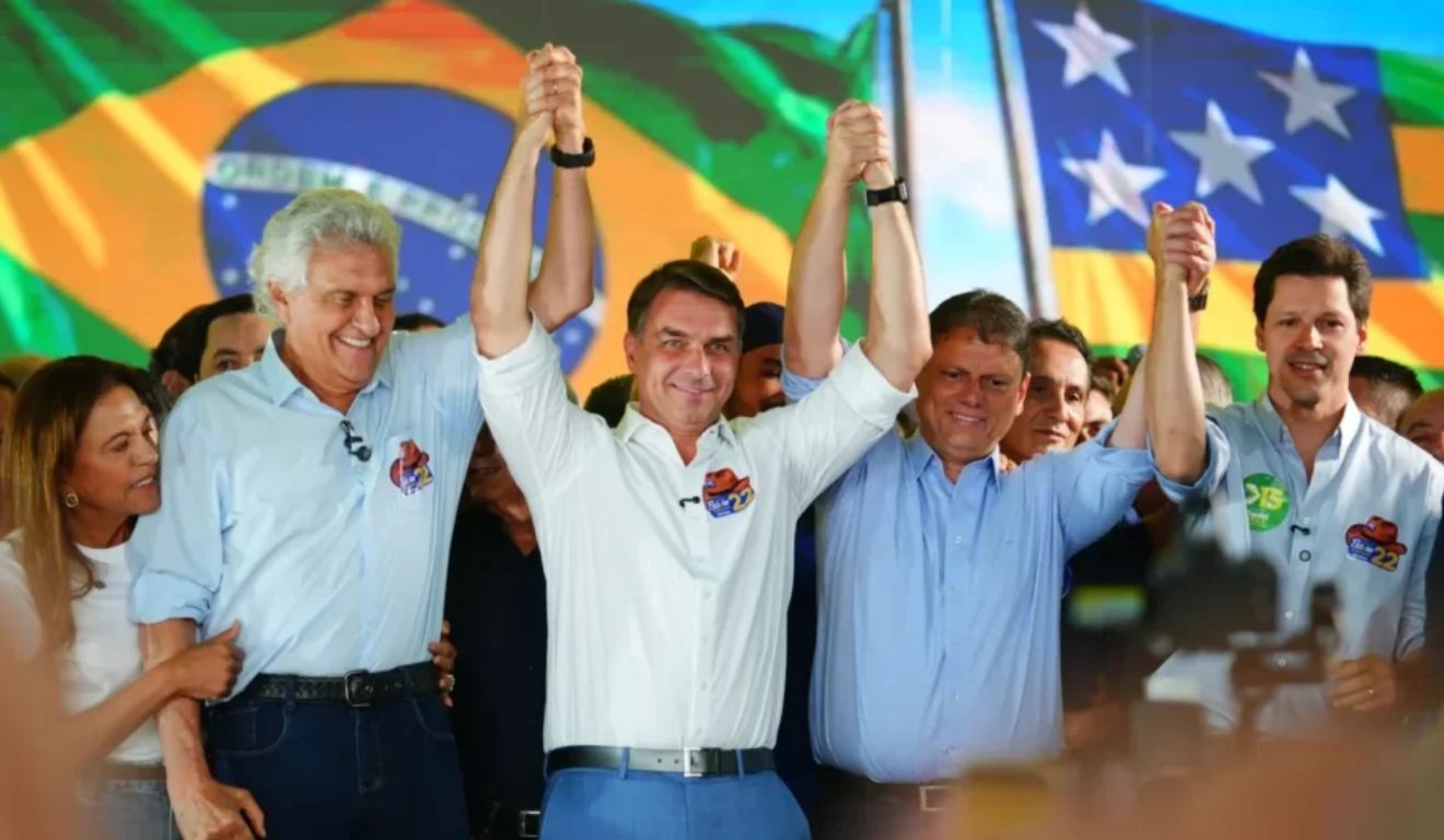 Flávio Bolsonaro admite mudanças na Constituição caso seja eleito presidente