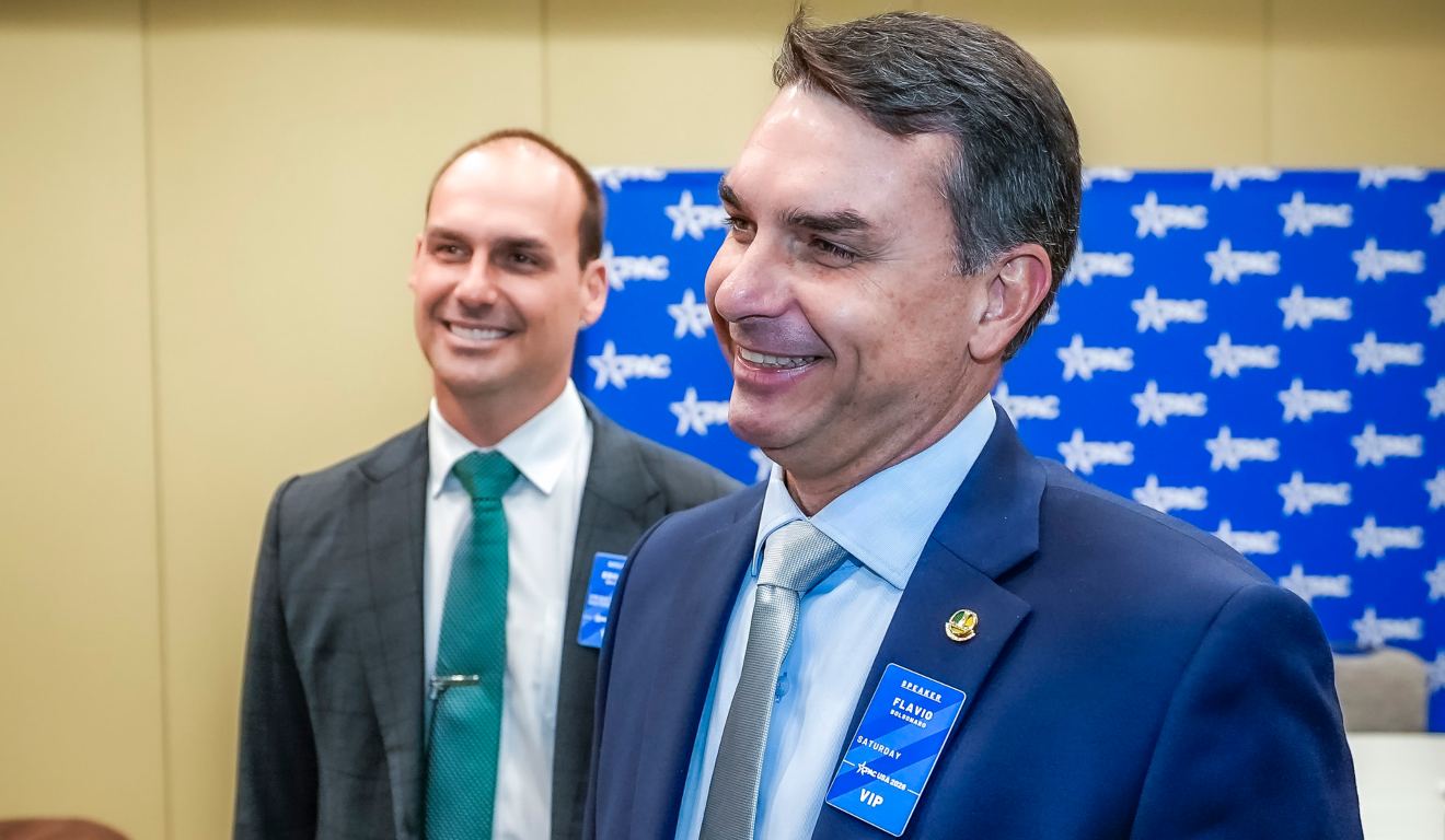 Flávio Bolsonaro autoriza quebra de sigilo de familiares e desafia Lula a abrir cartão corporativo