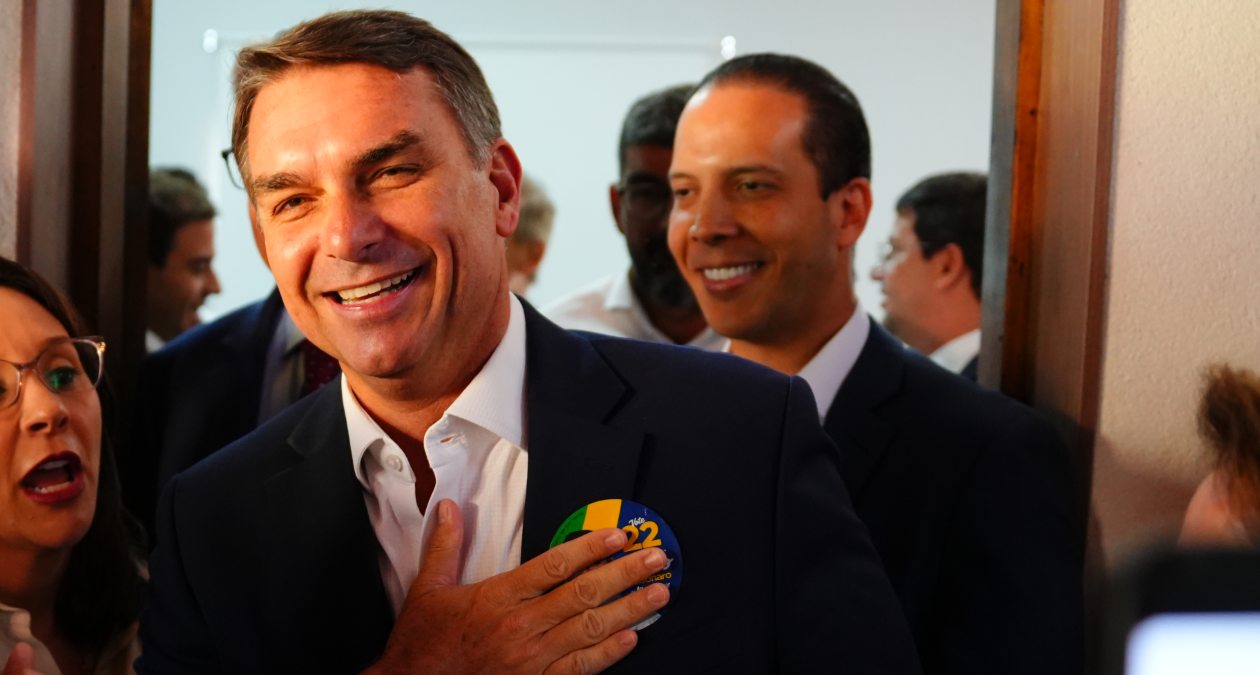 Flávio volta atrás em carta e substitui “presidente eleito” por “líder do Brasil”