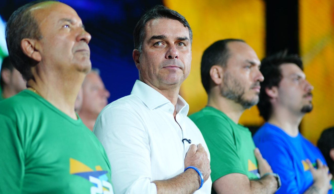 Flávio Bolsonaro decola rumo aos EUA, diz jornal