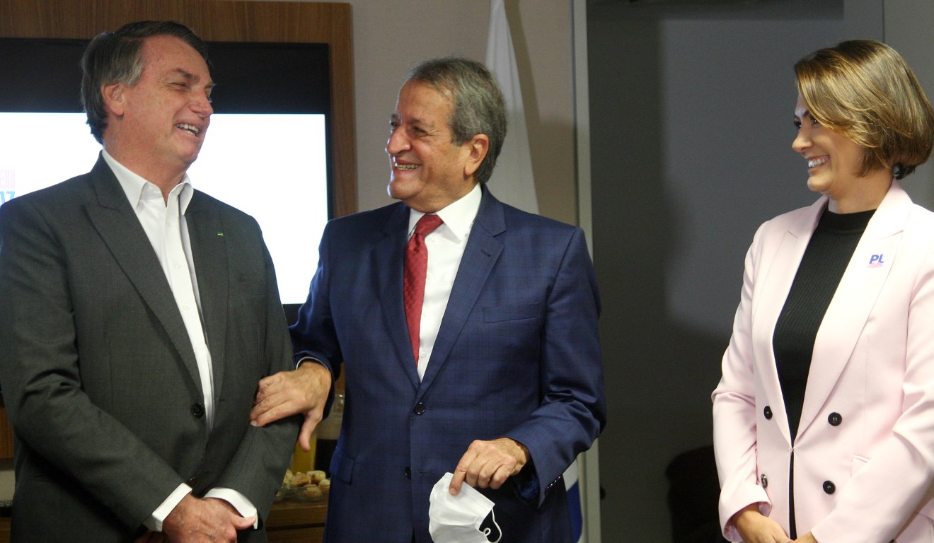 Bolsonaro pede autorização a Moraes para receber Valdemar Costa Neto na prisão