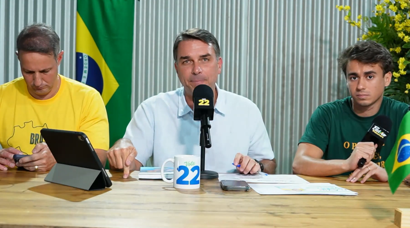 Em live, Flávio Bolsonaro critica promessas de Lula e diz que manterá Bolsa Família