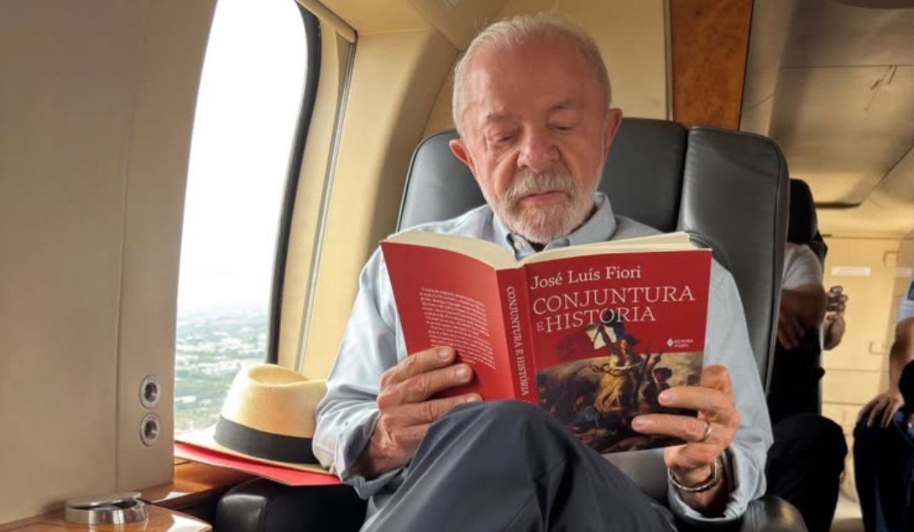 Após cancelamento de debate, Janja posta Lula lendo livro sobre disputas de poder
