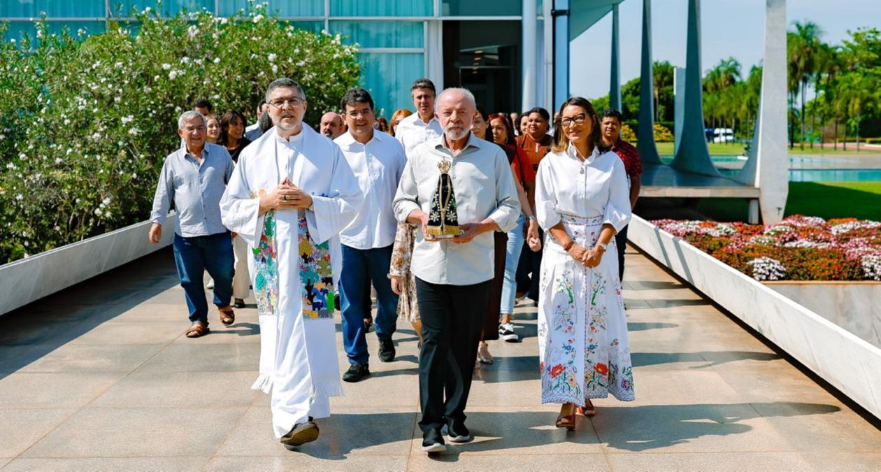 Lula pede respeito à fé após participar de missa para Nossa Senhora Aparecida
