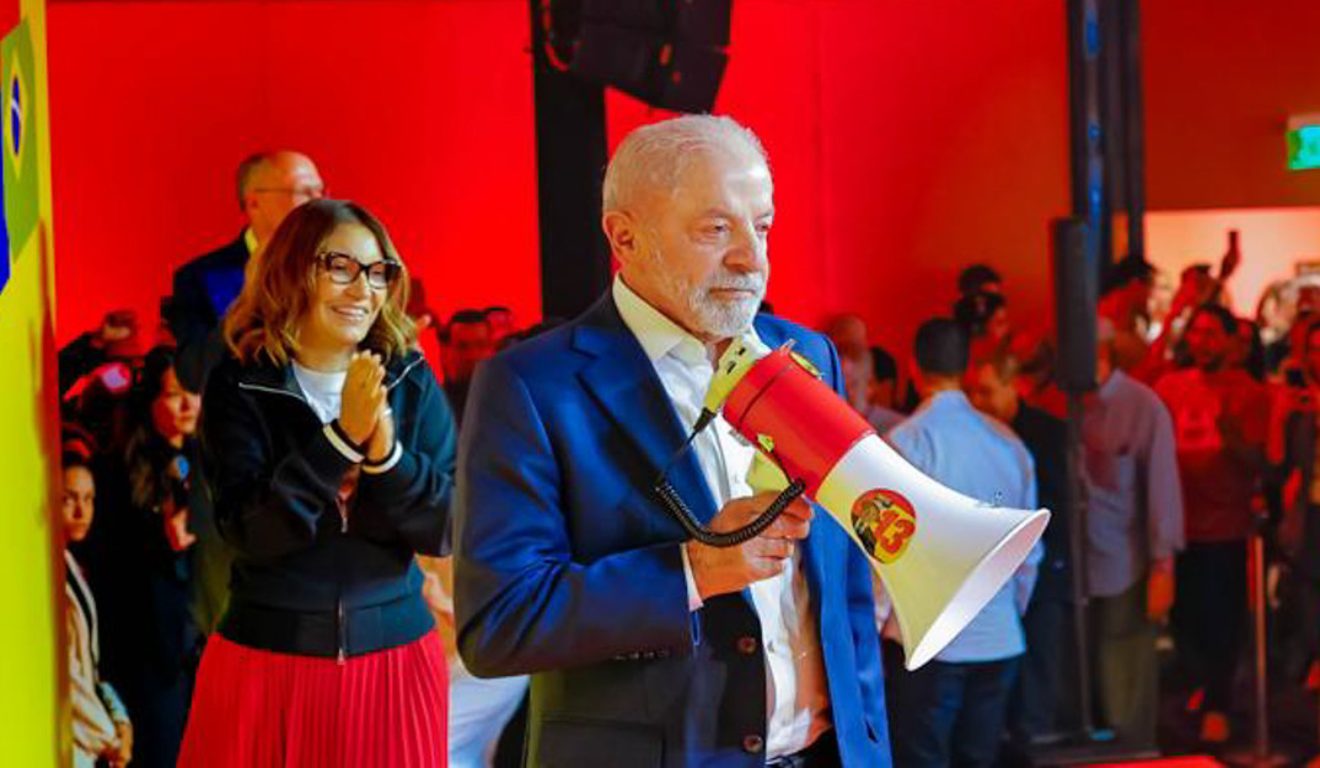 Lula fica atrás de Flávio no 1º turno, perde votos em todo o Brasil e tenta virada inédita