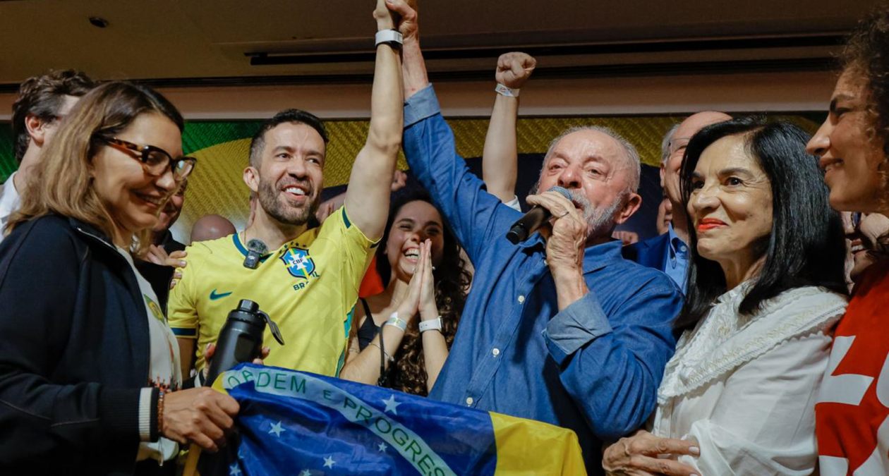 Em primeiro pronunciamento como presidente eleito, Lula agradece “generosidade do povo brasileiro”