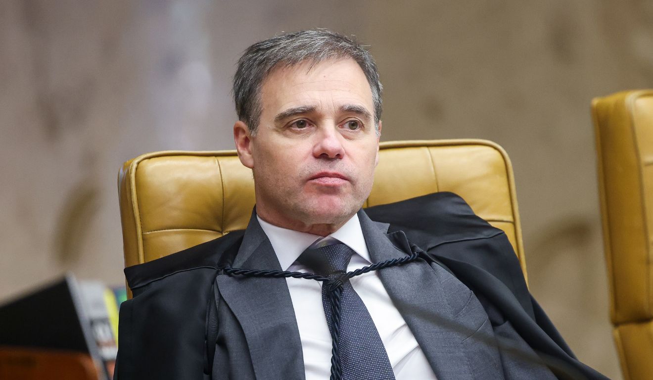Mendonça é sorteado para relatar ação de quebra de sigilos de Flávio e Lula