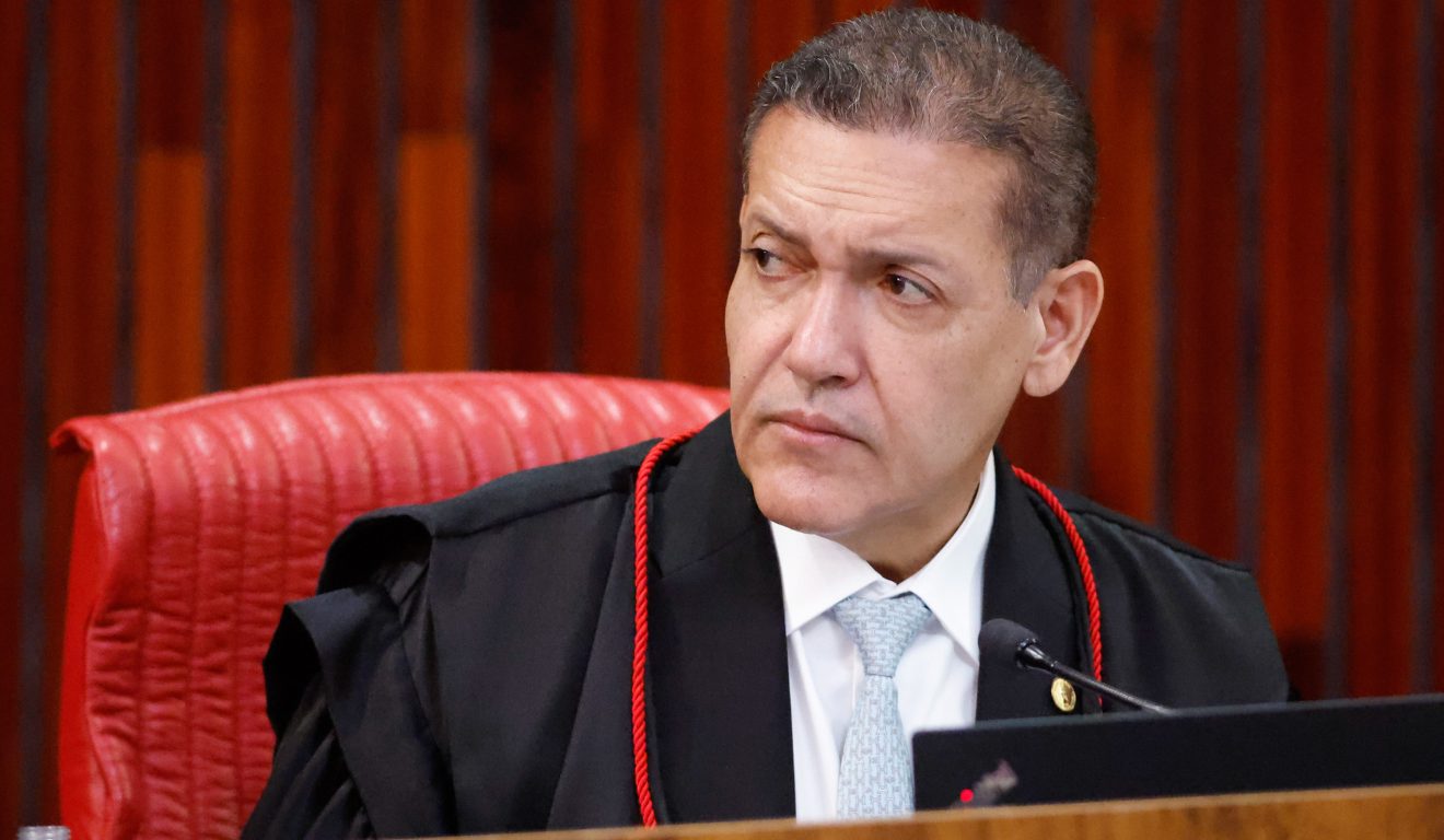 Nunes Marques convoca campanhas de Lula e Flávio Bolsonaro em meio a disputas judiciais
