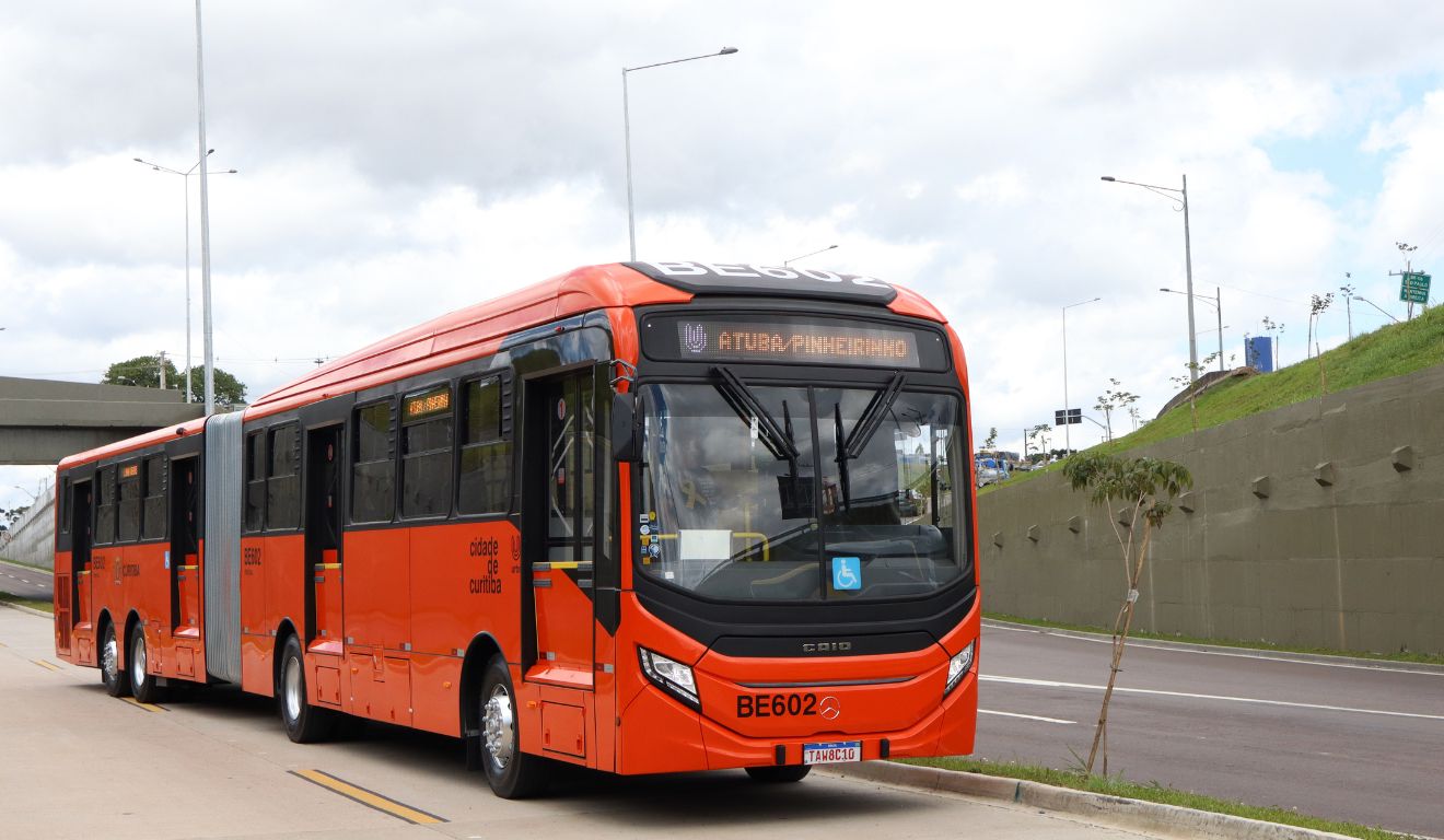 Ônibus em Curitiba: manutenção preventiva e treinamento reforçam a segurança