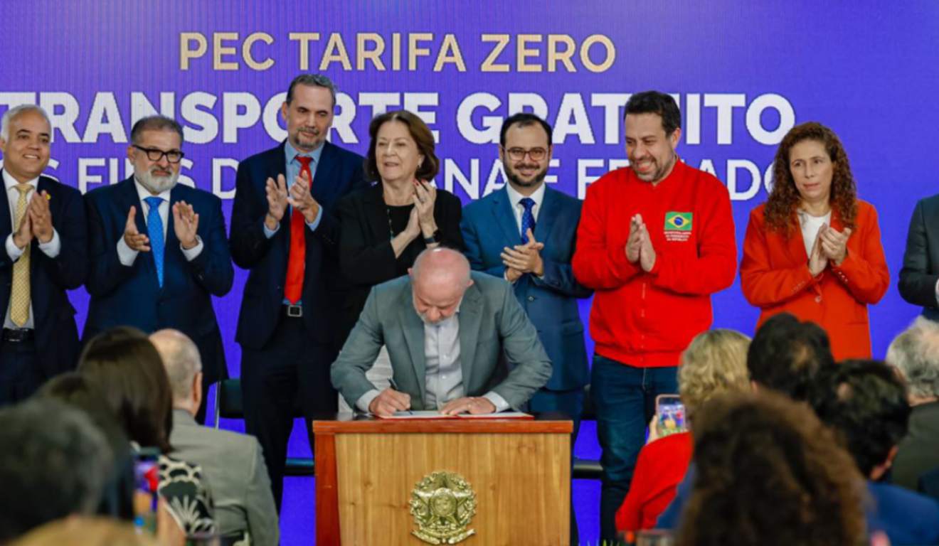 Lula assina PEC do transporte gratuito; emendas do Congresso vão subsidiar tarifa zero
