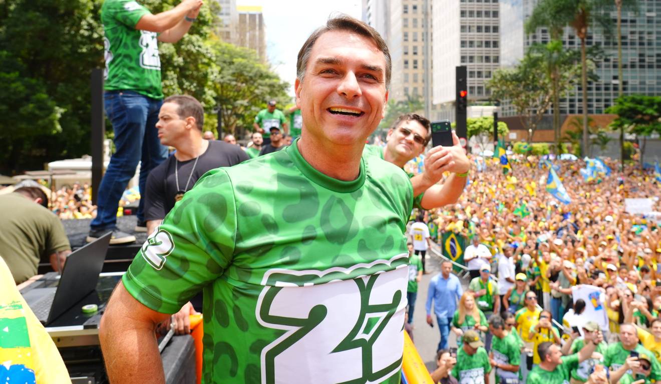 Flávio Bolsonaro aceita abrir sigilos, mas exige que ex-assessor de Lula faça o mesmo