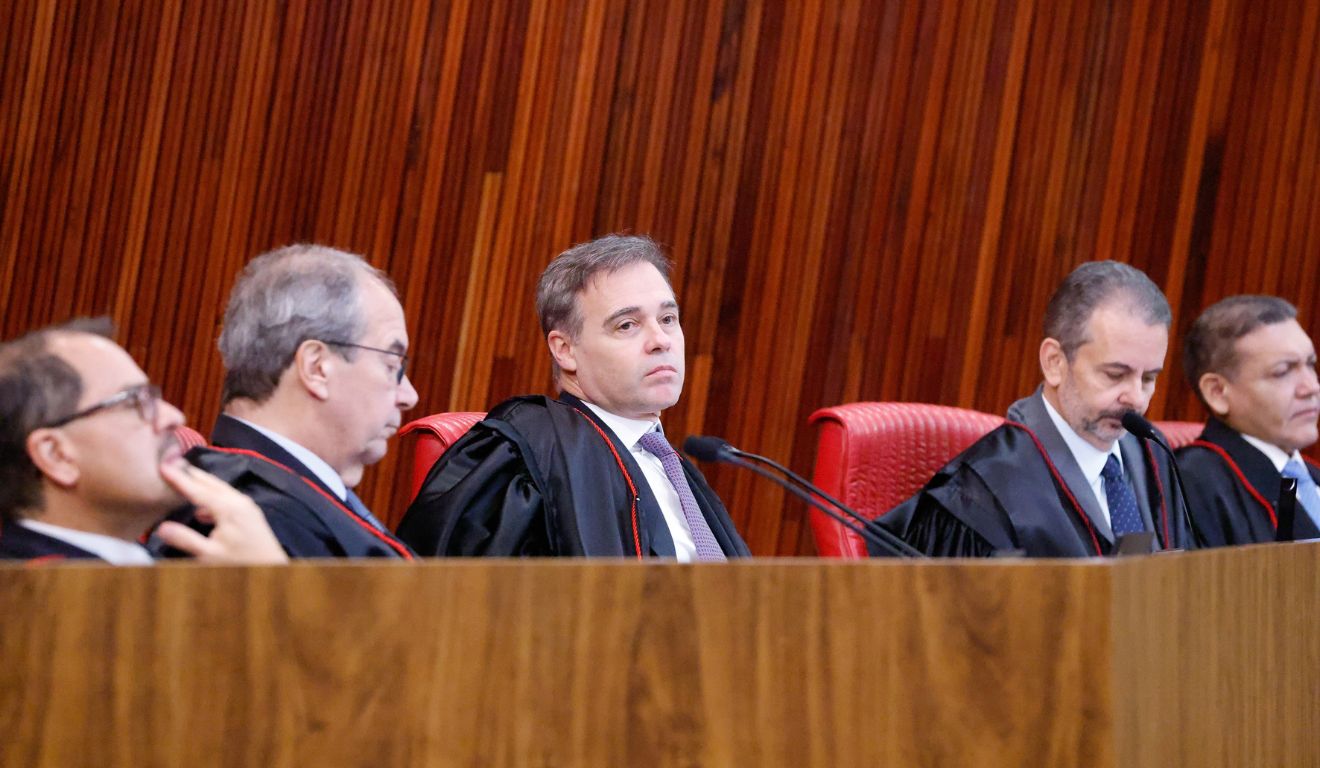 TSE proíbe posts que relacionem Flávio a fake news de Nossa Senhora